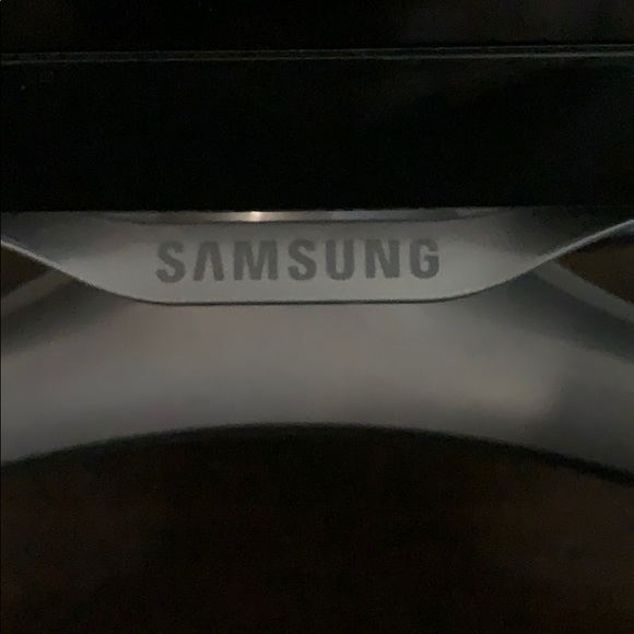 32” Samsung smart - Picture 2 of 4